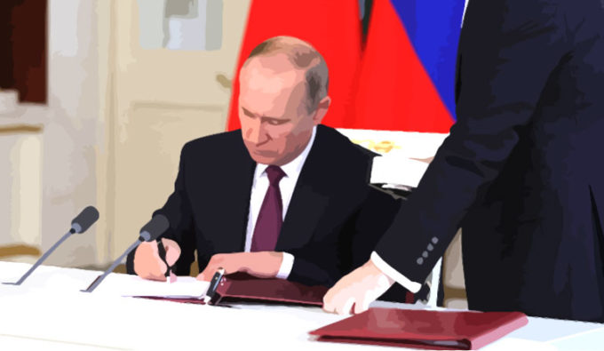 Президент России Путин В.В. подписывает закон Президент России Путин В.В. подписывает закон