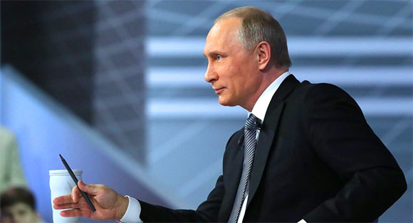 Владимир Путин во время прямой линии